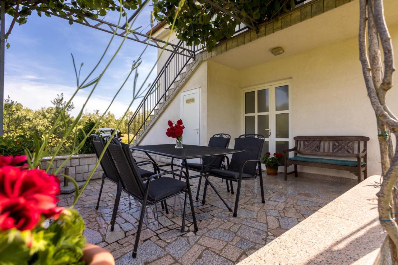 Apartments Sara Milohnici Exterior photo